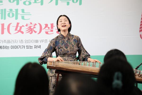 9월 17일 서울가족플라자에서 올해 마지막 ‘여가살롱’이 진행되었습니다.

이번 강연은 ‘수고한 당신, 우리 그냥 살자’를 주제로, 바쁘게 살아가는 일상 속에서 놓치기 쉬운 행복하기 위한 습관과 관계 회복에 대해 생각하는 시간이었습니다.