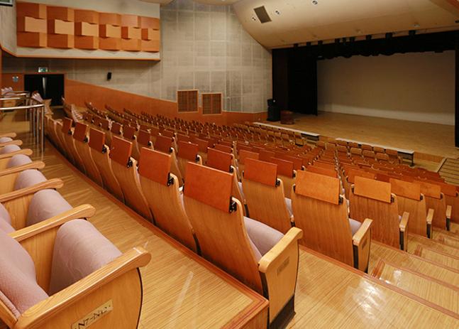 아트홀 썸네일 관람석 통로에서 바라본 무대 전경