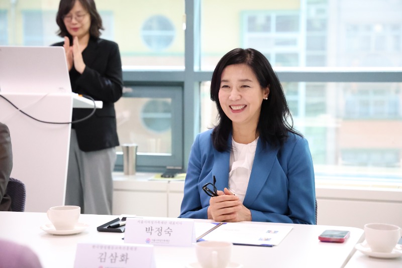 서울시여성가족재단-한국양성평등교육진흥원 MOU 체결 현장 박정숙 대표이사 모습