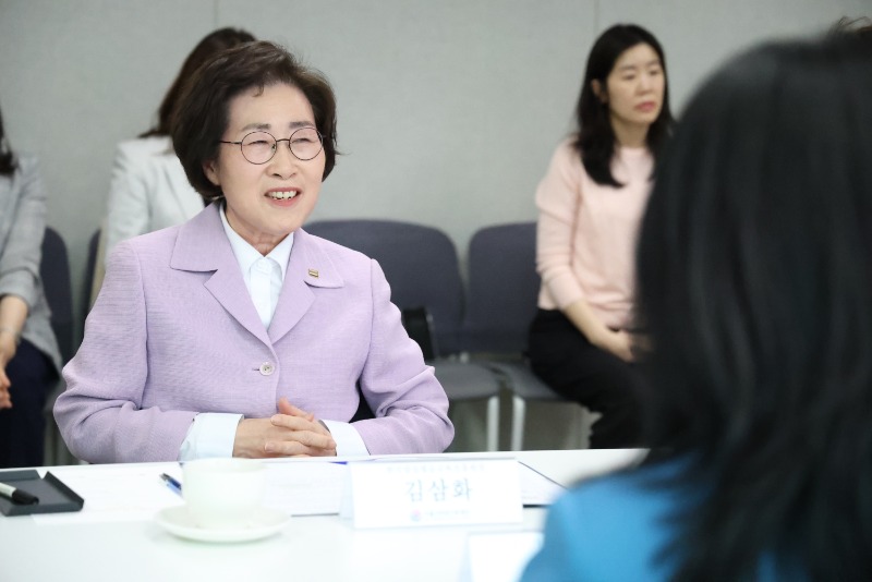 서울시여성가족재단-한국양성평등교육진흥원 업무협약(MOU) 체결식 현장 김삼화 원장 모습
